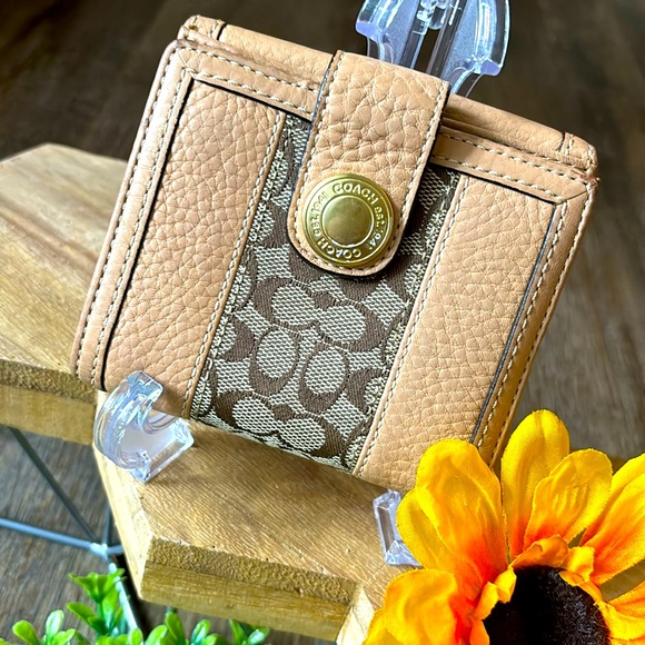 Coach Handbags - Coach Vintage Signature Pebble Grain Leather Wallet